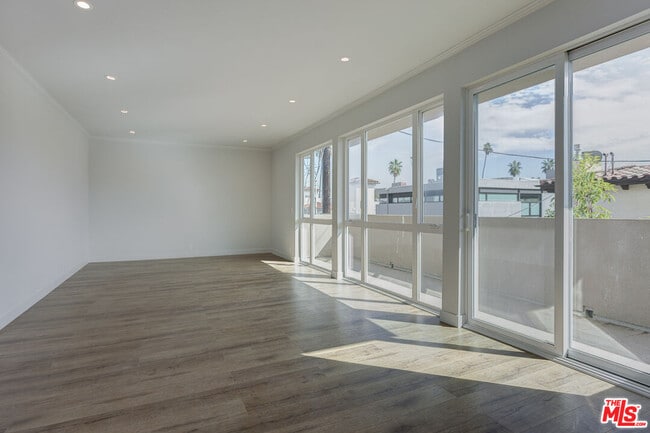 Foto del edificio - 12320 Montana Ave