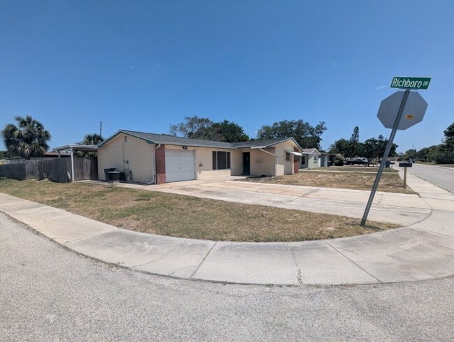 Foto del edificio - CORNER LOT 2/2 over 1246sf with NEW lvp fl...