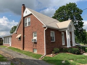 Building Photo - 106 N Center St