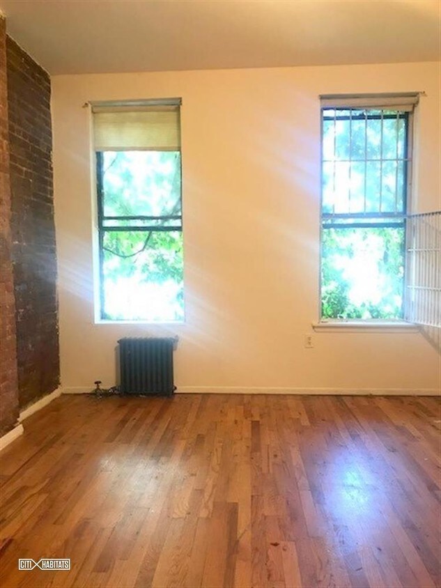 Primary Photo - 260 E 10th St