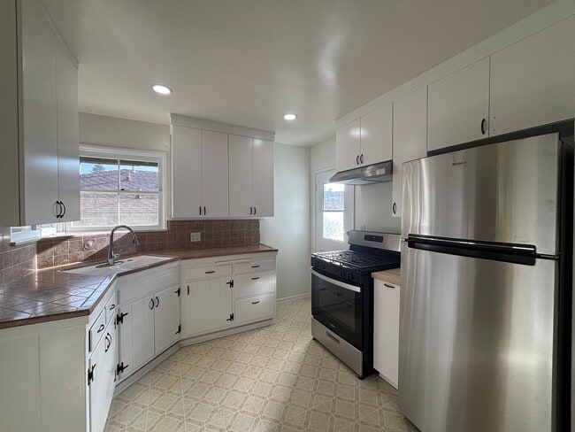 Building Photo - 3633 Valihi Way