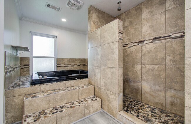 Building Photo - 674 Ravensworth Dr