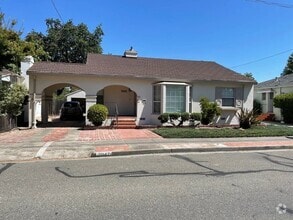 Building Photo - 2042 Montecito Ave