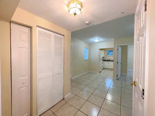 Armario de almacenamiento | Lavadora/secadora | Cocina | Dormitorio principal - 774 NW 41st St