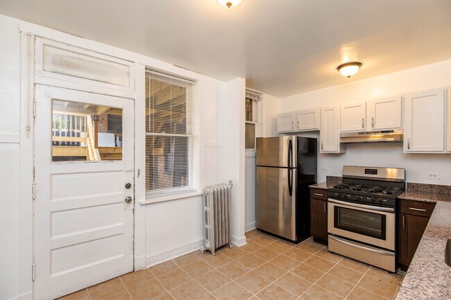 Building Photo - Spacious and Bright 1bed/1ba - Heat Included