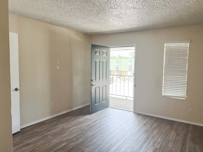 Building Photo - Oakcrest Apartments