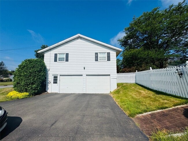 Building Photo - 2715 Manhattan Dr