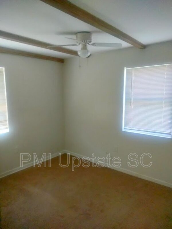 Foto del edificio - 201 Chandler Dr