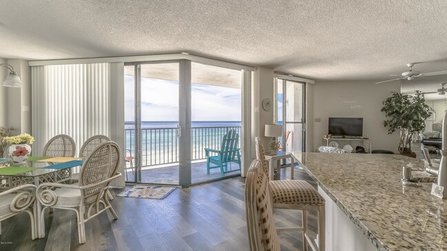 Foto del edificio - 17155 Front Beach Rd