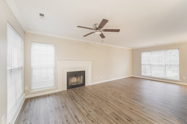 Foto del edificio - 6016 Hedgecrest Pl