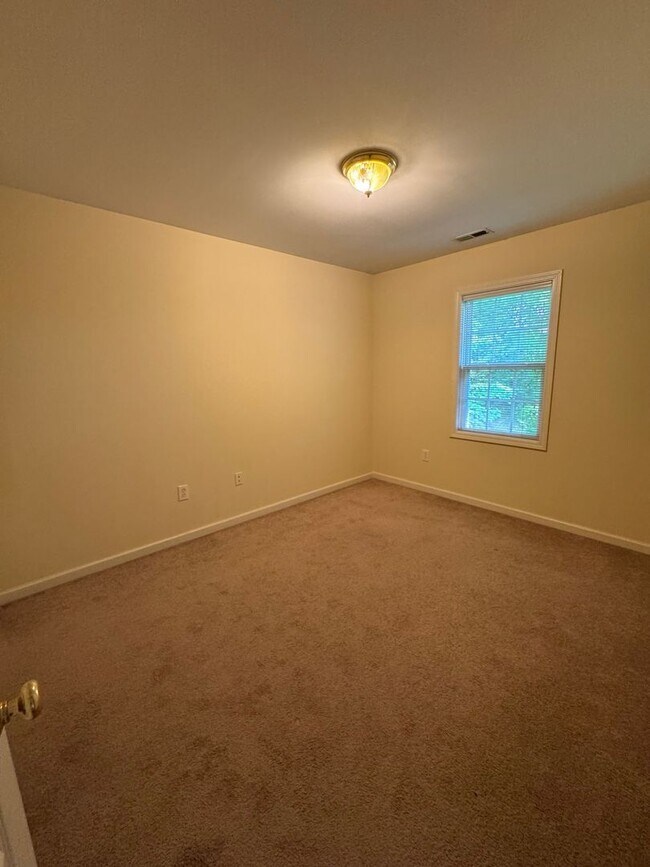 Foto del edificio - Desirable 2BR Townhome Near Downtown Hickory — Utilities Included