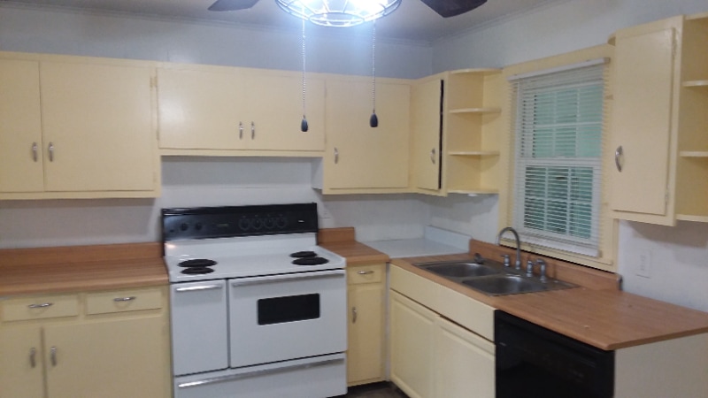 Building Photo - 506 E Hillcrest Dr