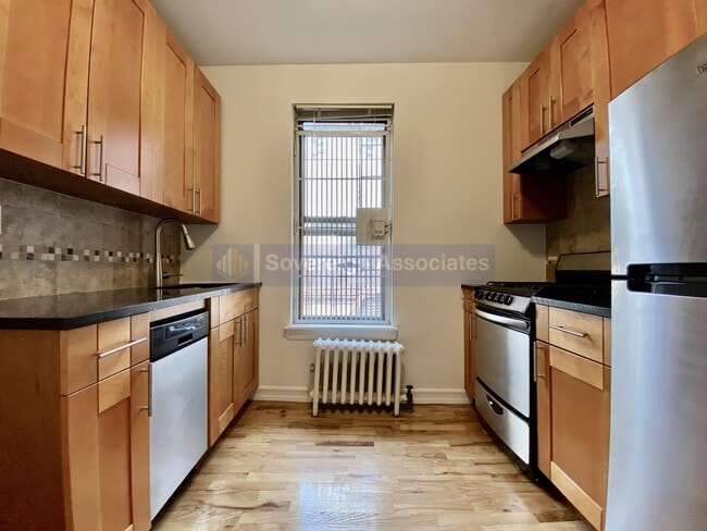 Building Photo - 401 E 68th St