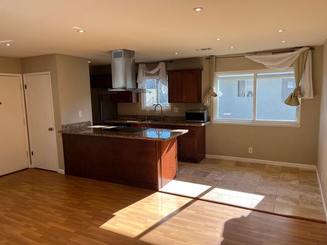 Building Photo - Updated Upstairs Condo Near Oakridge Mall with Parking & Central A/C!
