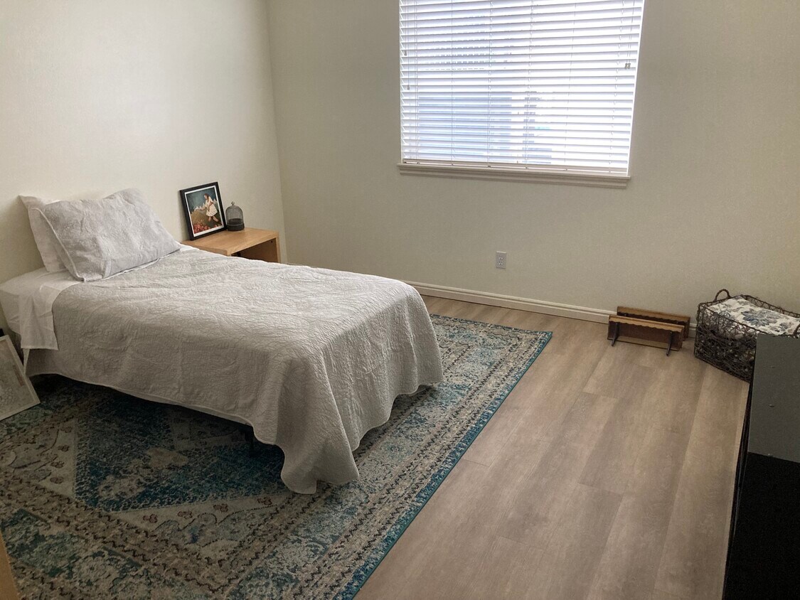 Master Bedroom - 1969 N Canyon Rd