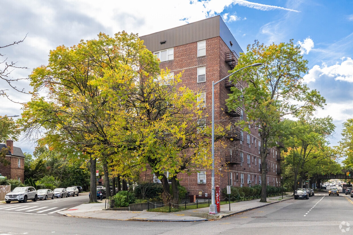 Primary Photo - 6692 Selfridge St
