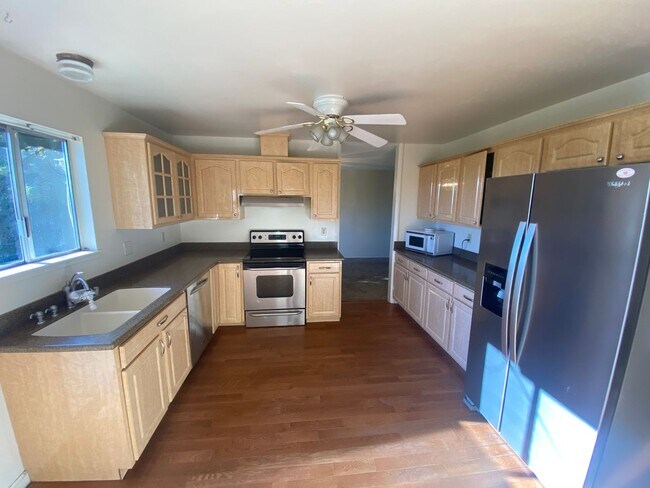 Building Photo - 2565 Everett Dr