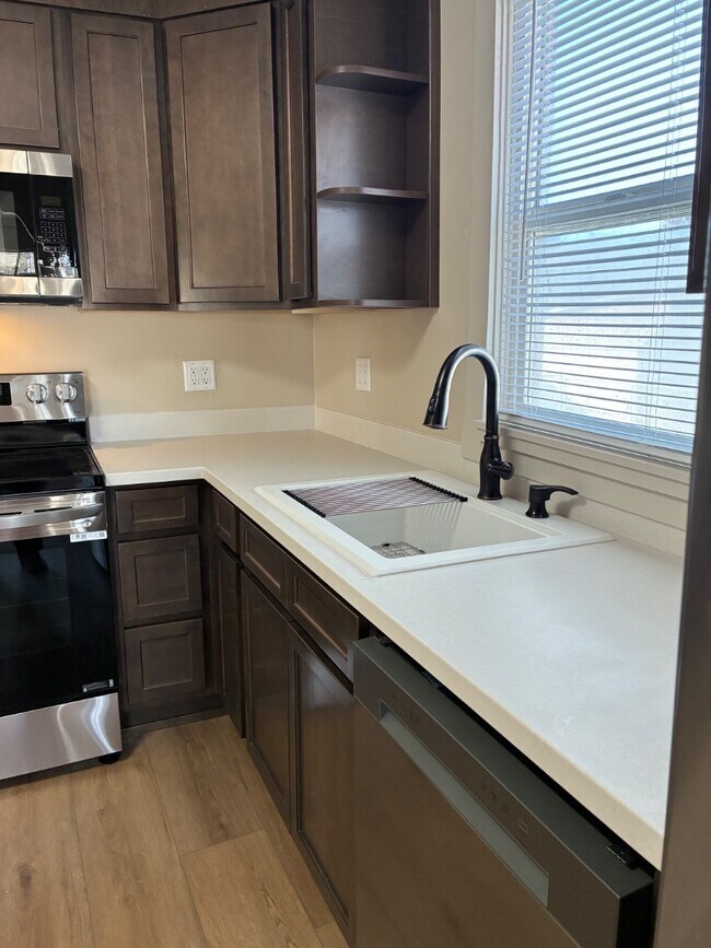 Foto del edificio - 910 Conant Ave