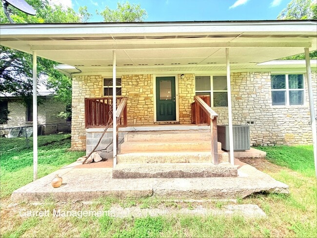 Building Photo - Spacious 5 Bedroom, 3 bath