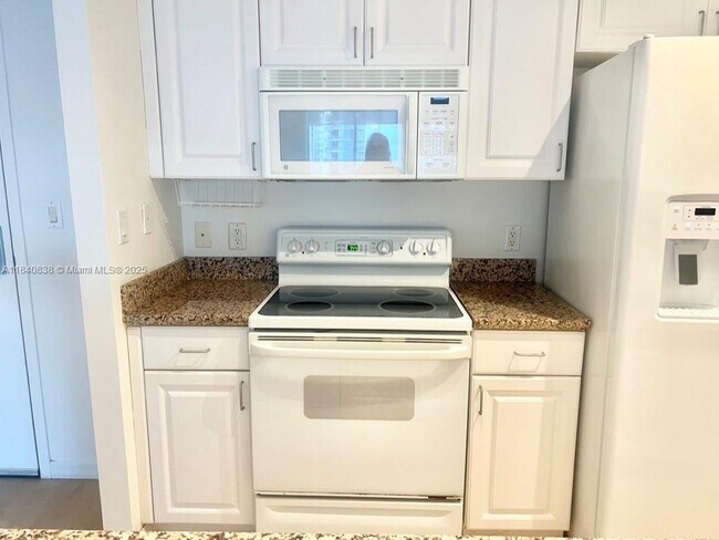 Building Photo - 1155 Brickell Bay Dr