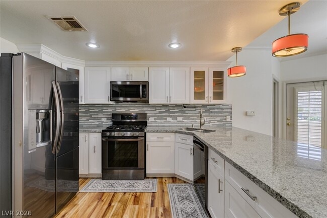 Building Photo - 3400 Cabana Dr