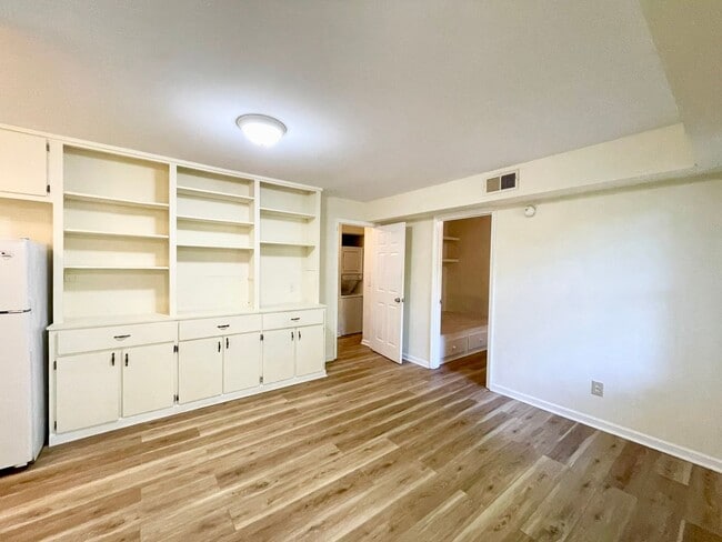 Building Photo - Townhouse located near corner of Gervais a...