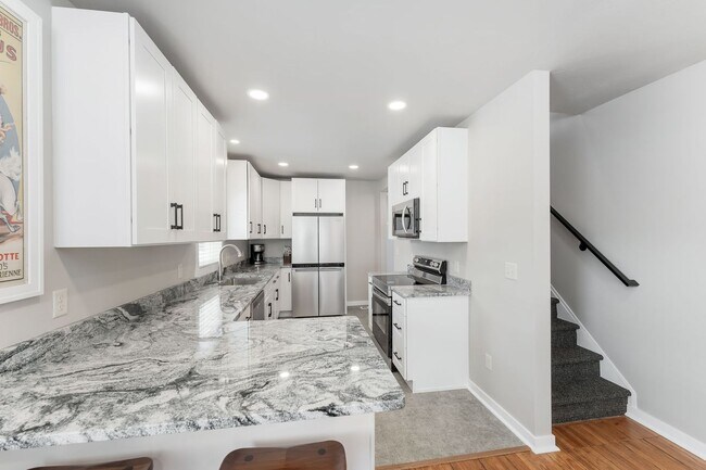 Foto del edificio - FURNISHED HOUSE! Short or Long Term! Large Newly Renovated Fully Furnished Modern 5 Bedroom Home ...