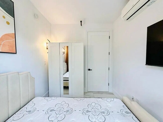 Foto del edificio - Furnished room/NOT APARTMENT