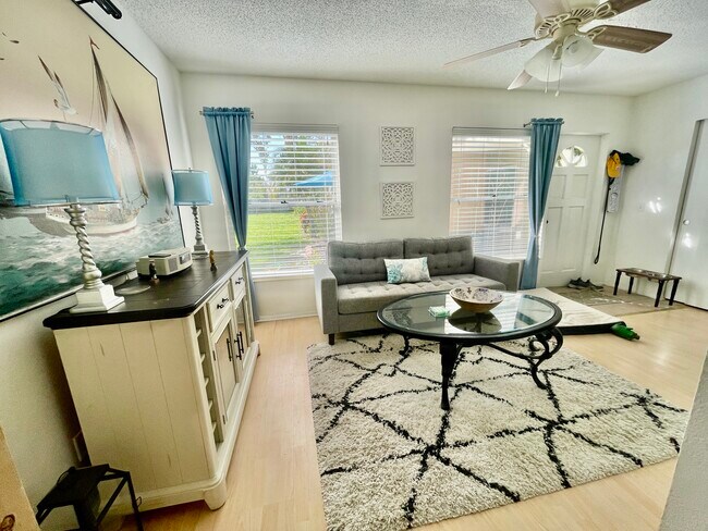 Foto del edificio - 2331 Finlandia Ln
