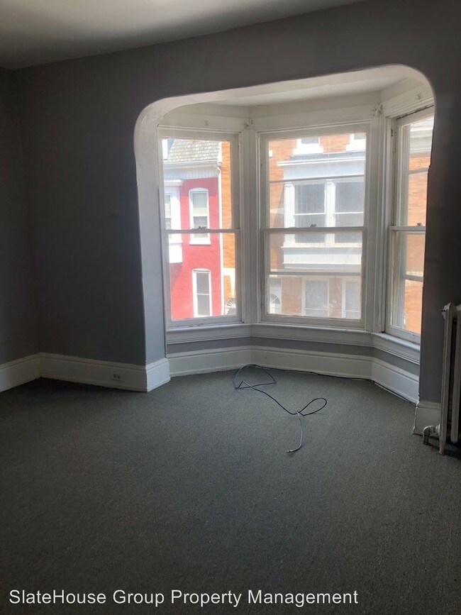 Foto del edificio - 326 E Poplar St