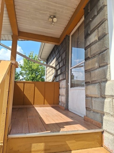 Building Photo - 627 Douglas Ave