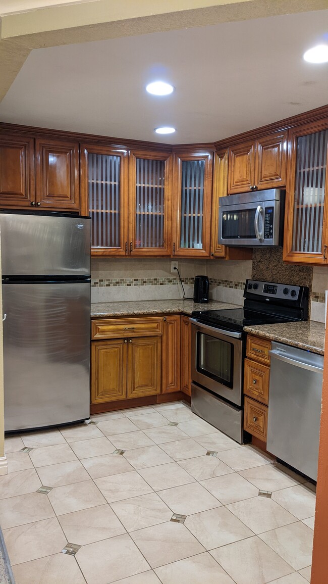 Fully equipped kitchen - 999 W Evelyn Ter