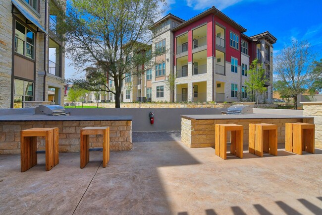 Poolside Grills - Park at Rialto Apartments