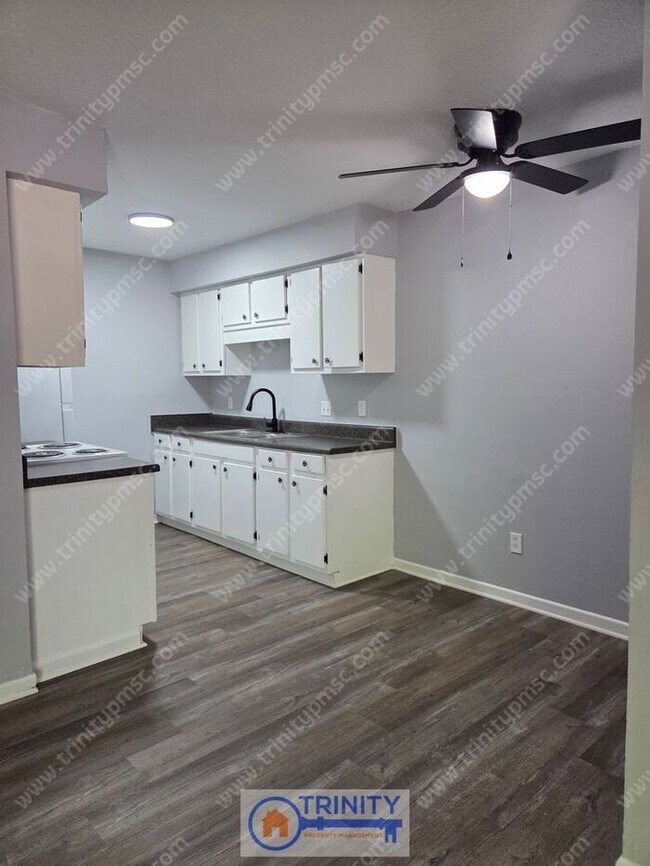 Building Photo - Ground Floor Apartment Ready NOW!