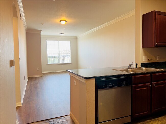 Building Photo - 7575 Kirby Dr