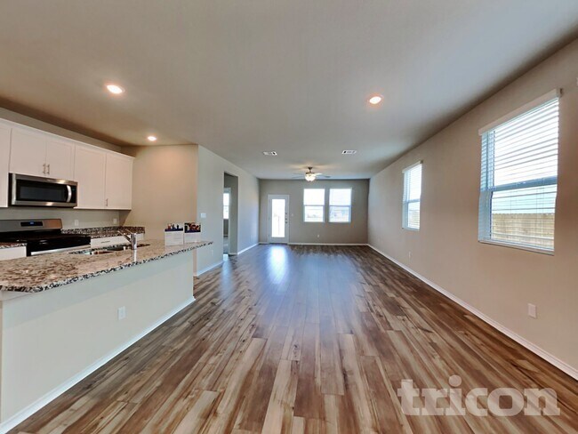 Foto del edificio - 5100 Saddle Clb Dr