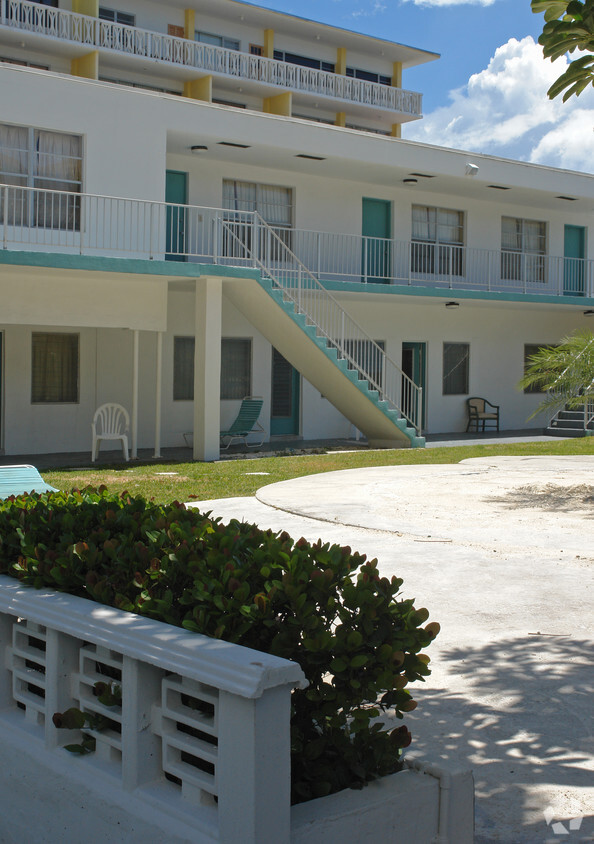 Building Photo - 3048 Harbor Dr