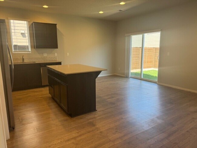 Building Photo - SE Bend neighborhood with community pool