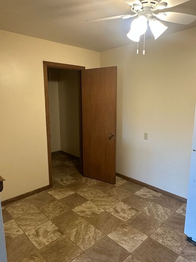 Building Photo - Forestview 2 Bedroom Upper Apartment