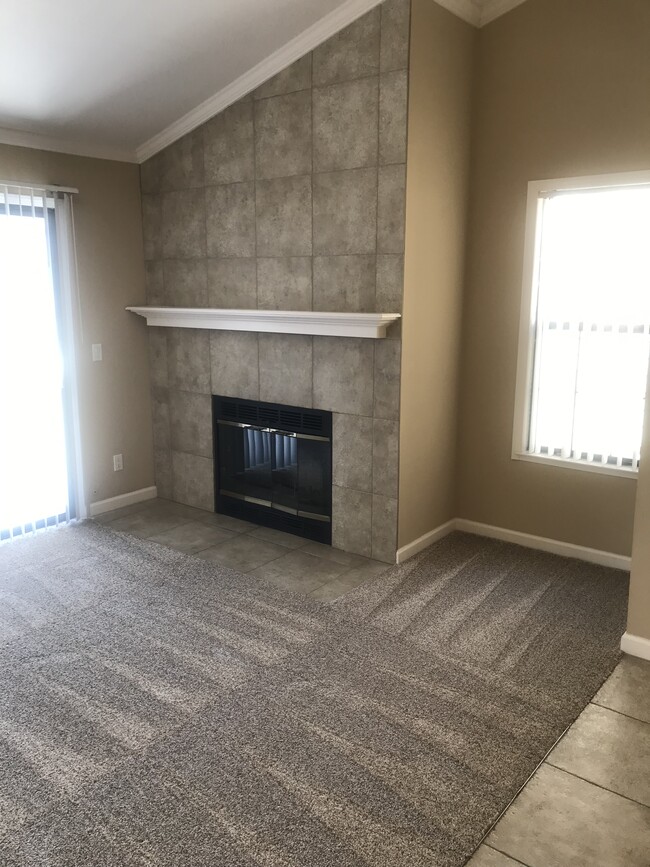 Light and bright living room - 357 Eastridge Dr
