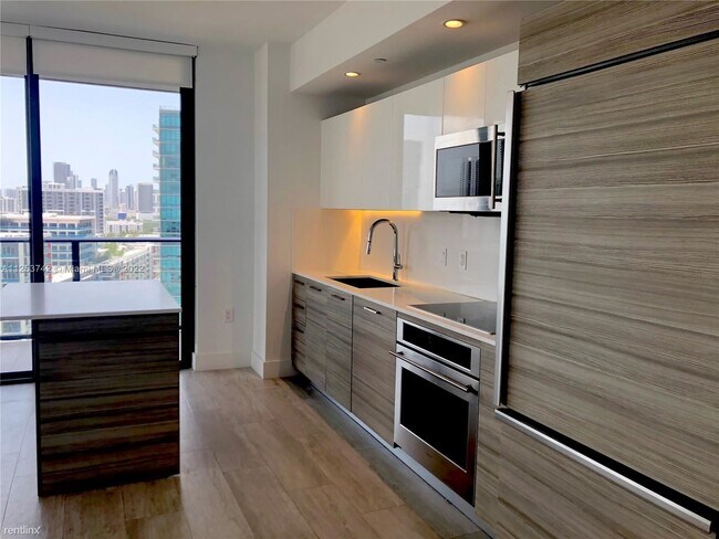 Building Photo - 2 br, 2 bath Condo - 101 NE 34th St Luxury...