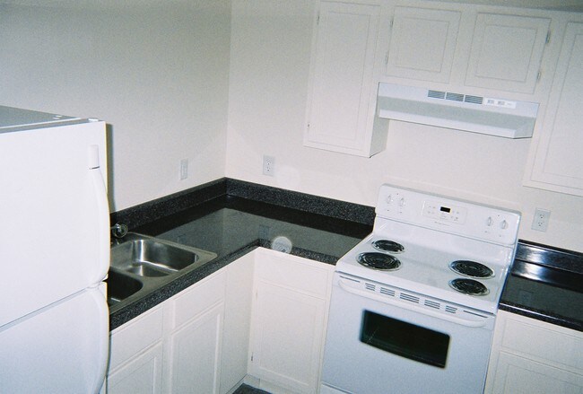 Building Photo - Maple Manor