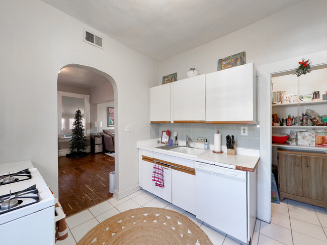 Foto del edificio - 2136 N Clifton Ave