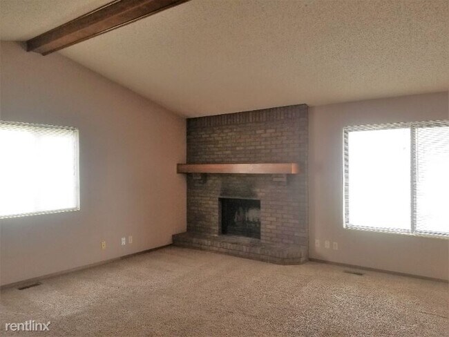Building Photo - 2 br, 2 bath Townhome - 9142 Funston