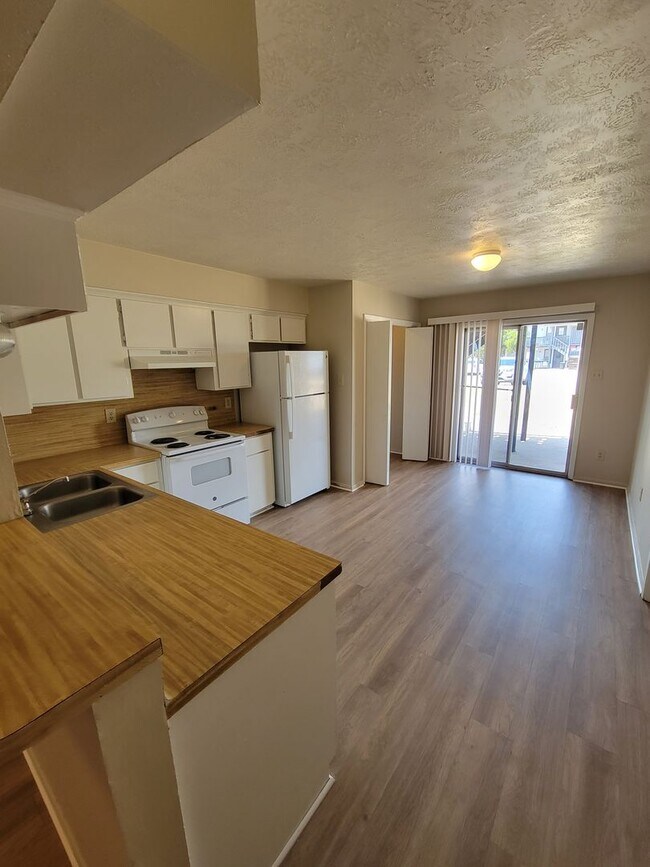 Building Photo - College Station - 2 bedroom /1.5 bath four...