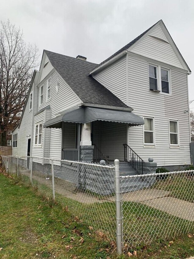 Foto principal - Newly renovated 2 bedrooms 1 bath duplex