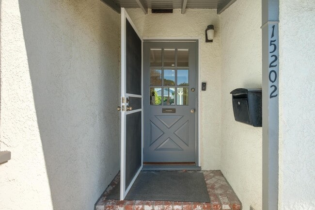 Foto del edificio - 15202 Florwood Ave