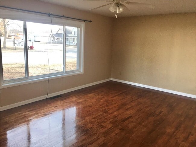 Building Photo - 101 E 1st St