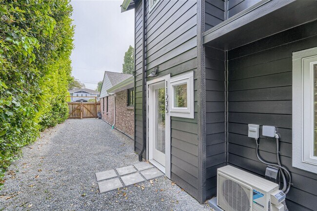 Foto del edificio - 11235 37th Ave SW