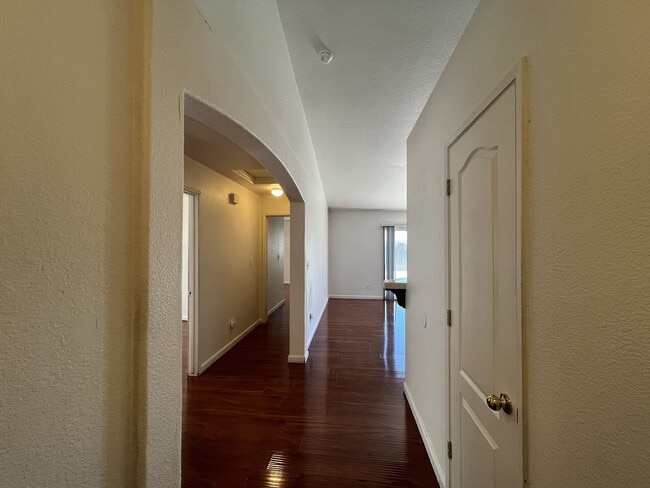 Foto del edificio - MOVE IN READY!!